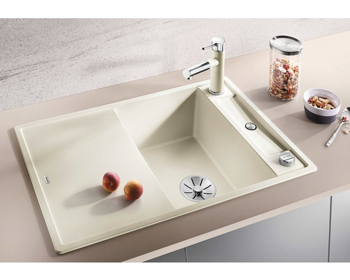 Beige gootsteen met afdruiprek en kraan