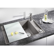 Spoelbak met snijplank, kraan en zeepdispenser op een aanrechtblad