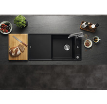 Spoelbak met snijplank en levensmiddelen op een aanrecht