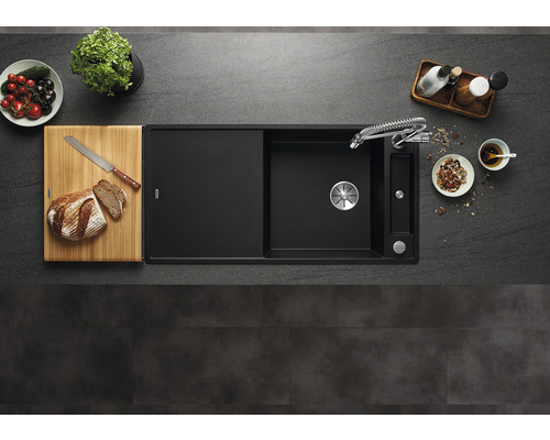 Spoelbak met snijplank en levensmiddelen op een aanrecht