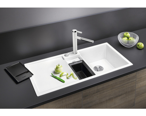 Spoelbak met afdruiprek, kraan en accessoires op een aanrecht