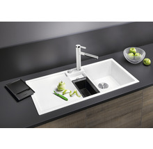 Spoelbak met afdruiprek, kraan en accessoires op een aanrechtblad