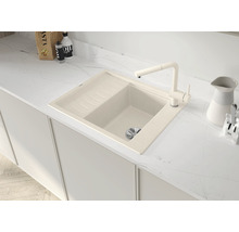 Keuken spoelbak met afdruiprek en kraan op een aanrecht