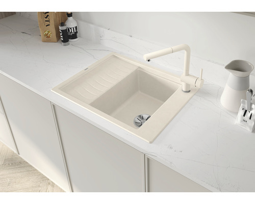 Keuken spoelbak met afdruiprek en kraan op een aanrecht