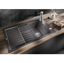 Keukenspoelbak met afdruiprek en kraan op een werkblad