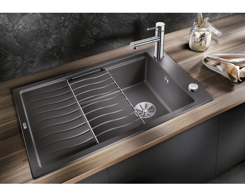 Keukenspoelbak met afdruiprek en kraan op een werkblad