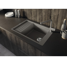 Spoelbak met afdruiprek en kraan in een moderne keuken