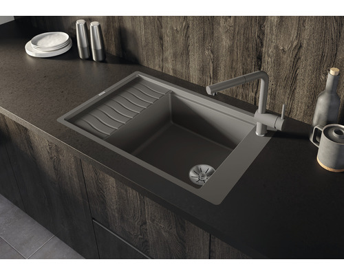 Spoelbak met afdruiprek en kraan in een moderne keuken