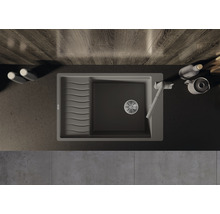 Bovenaanzicht van een spoelbak met afdruiprek en kraan