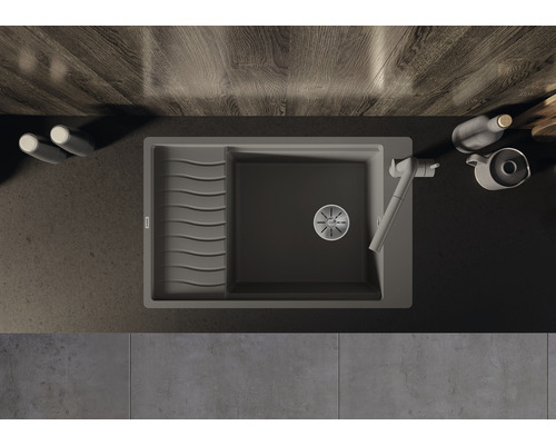 Bovenaanzicht van een spoelbak met afdruiprek en kraan