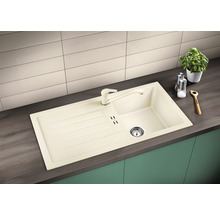 Spoelbak met afdruiprek en kraan op een aanrecht