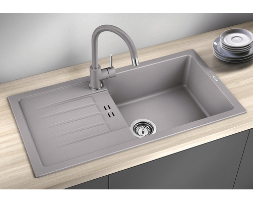 Spoelbak van silgraniet met afdruipvlak en kraan