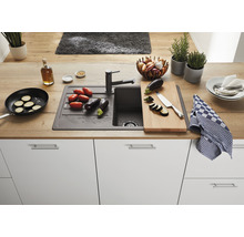 Composiet spoelbak met kraan in een moderne keuken