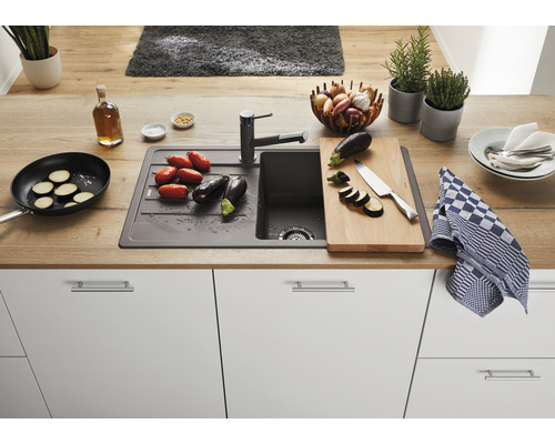 Composiet spoelbak met kraan in een moderne keuken