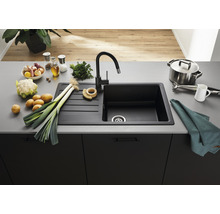 Keukenscène met spoelbak, kraan en diverse voedingsmiddelen op een aanrecht