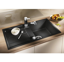 Spoelbak van steen met kraan in een moderne keuken