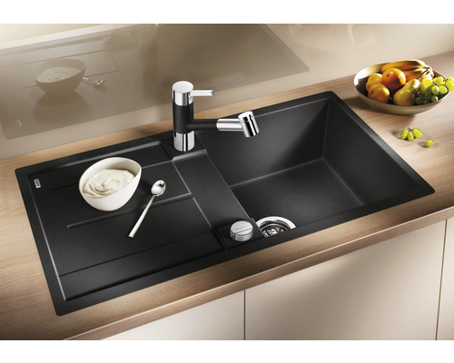 Spoelbak van steen met kraan in een moderne keuken