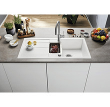 Spoelbak met afdruiprek, gootsteen en kraan op een aanrechtblad