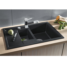 Spoelbak met afdruiprek en kraan op een aanrecht.