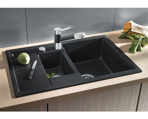 Spoelbak met afdruiprek en kraan op een aanrecht.