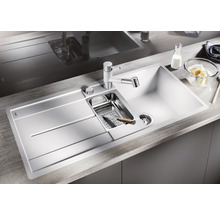 Spoelbak met afdruiprek, kraan, zeef en zeepdispenser op een aanrecht