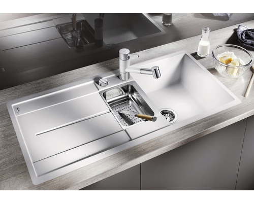 Spoelbak met afdruiprek, kraan, zeef en zeepdispenser op een aanrecht