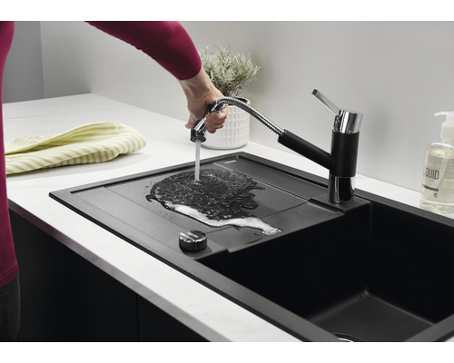 Zwarte gootsteen met kraan en handdouche.