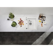 Spoelbak met afdruiprek, kraan en diverse keukengerei op een werkblad