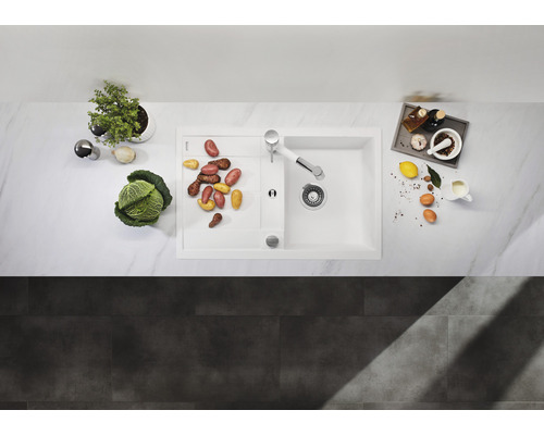 Weergave van een spoelbak op een aanrecht met groenten