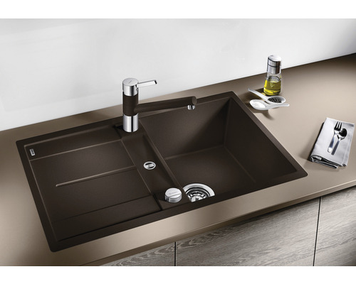 Spoelbak met afdruiprek en kraan op een werkblad