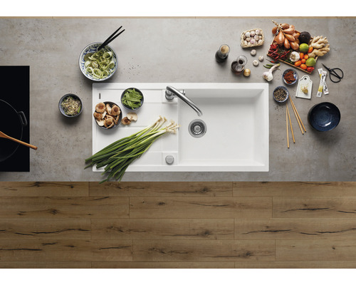 Keukenscène met spoelbak, kraan en diverse levensmiddelen voor de bereiding van eten