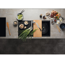 Keukenscène met spoelbak, snijplank, koksmes en ingrediënten