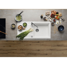 Keukenspoelbak met kraan en ingrediënten voor het bereiden van gerechten op een aanrecht.