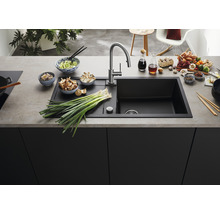 Composiet keukenspoelbak met afdruiprek en diverse levensmiddelen