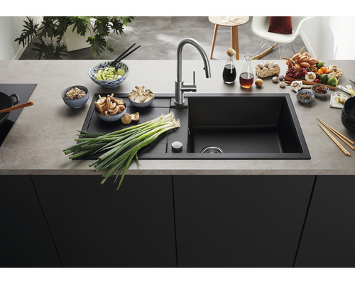 Composiet keukenspoelbak met afdruiprek en diverse levensmiddelen