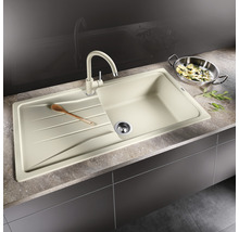 Beige composiet spoelbak met afdruiprek en bijpassende kraan