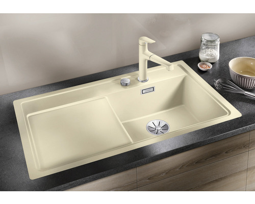 Spoelbak met afdruipvlak en kraan op een aanrecht.