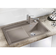 Spoelbak van steenmateriaal met afdruiprek en kraan