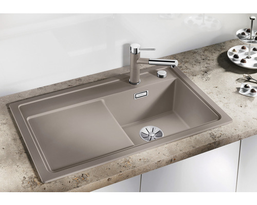 Spoelbak van steenmateriaal met afdruiprek en kraan