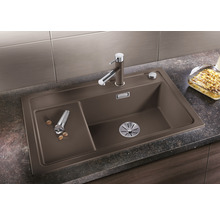 Spoelbak met afdruiprek, kraan en zeepdispenser op een aanrecht