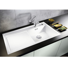 Spoelbak met afdruiprek en kraan op een aanrecht