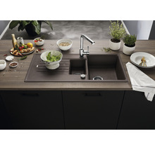 Composiet spoelbak met afdruiprek en eenhendelmengkraan op een aanrecht.