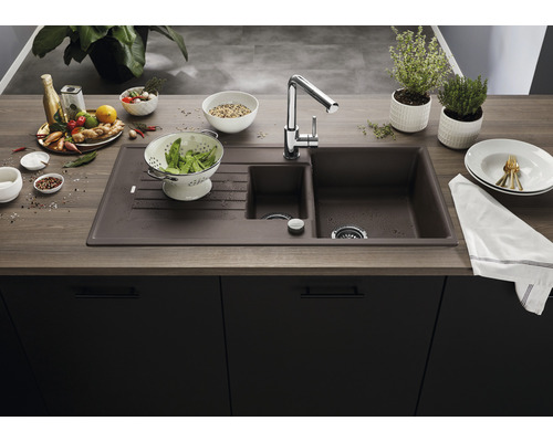 Composiet spoelbak met afdruiprek en eenhendelmengkraan op een aanrecht.