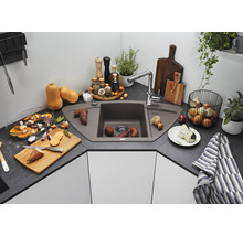 Hoekspoelbak van composietmateriaal met kraan in een keuken met voedsel en keukengerei