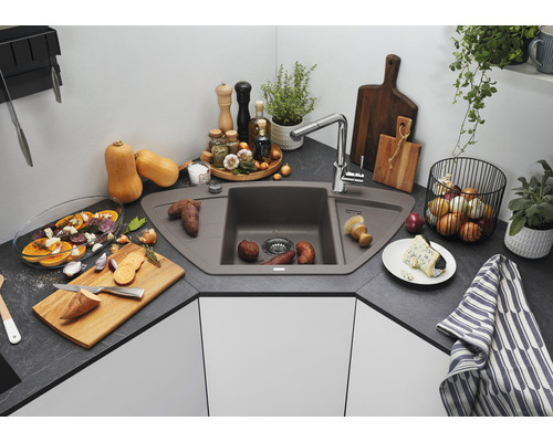 Hoekspoelbak van composietmateriaal met kraan in een keuken met voedsel en keukengerei