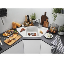 Hoekspoelbak met kraan en diverse levensmiddelen in een keuken