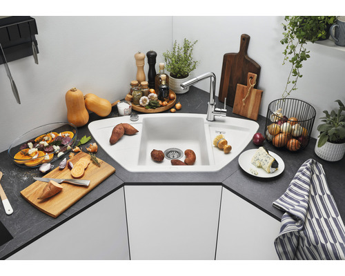 Hoekspoelbak met kraan en diverse levensmiddelen in een keuken