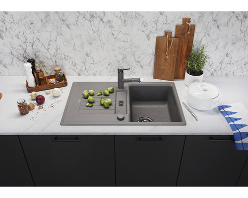 Keuken spoelbak met afdruiprek, kraan en groenten op een aanrecht