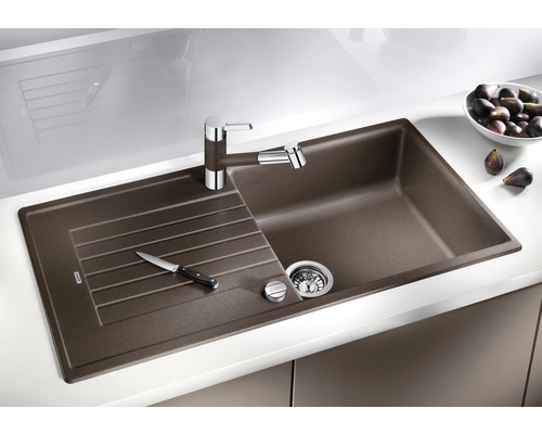 Spoelbak van steen met afdruiprek, kraan en mes