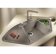 Spoelbak met kraan en levensmiddelen